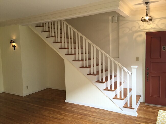 Living room - 1054 Masselin Ave