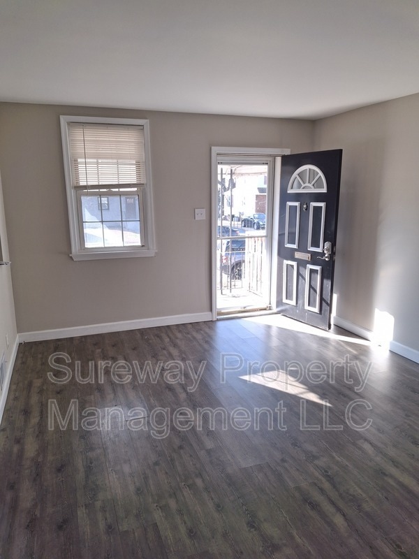 Building Photo - 915 W Browning Rd