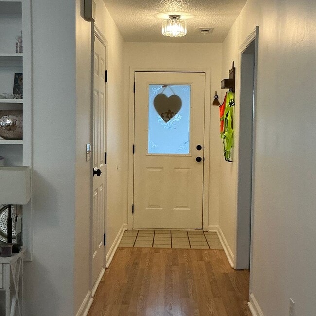 Building Photo - 2/2