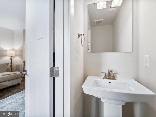 Building Photo - 5940 Etterbeek St