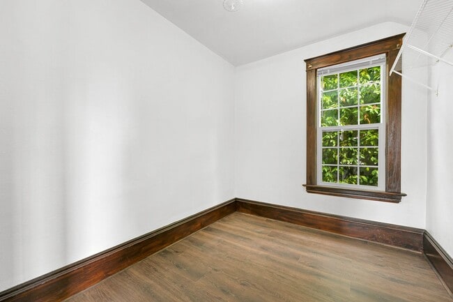 Building Photo - Large Single Family home with Bonus Room!