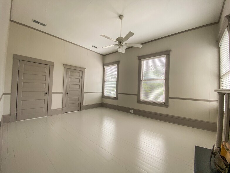 Building Photo - 1012 Love Ave