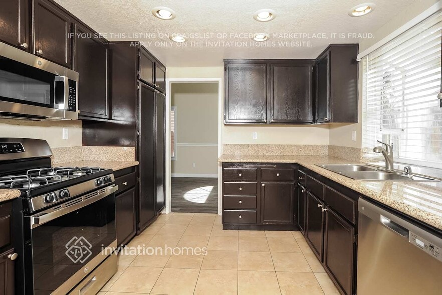 Building Photo - 3120 Crowne Dr