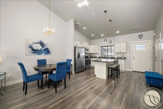 Building Photo - Super clean and Newer 2 bed 2 bath