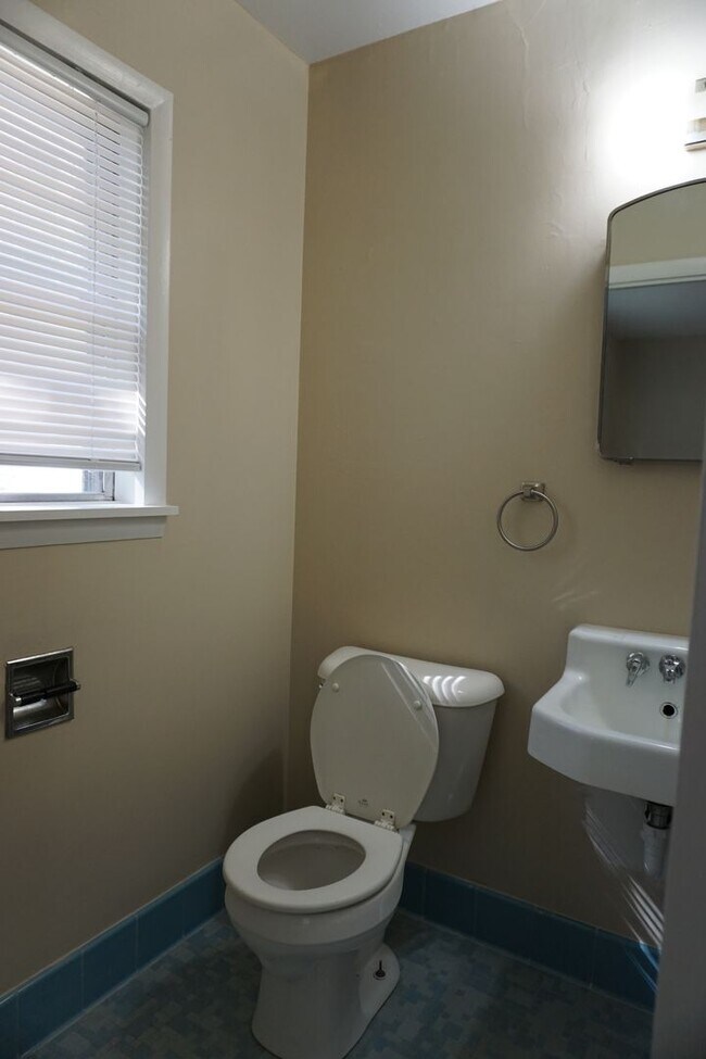 Building Photo - 4007 Glenmere Rd