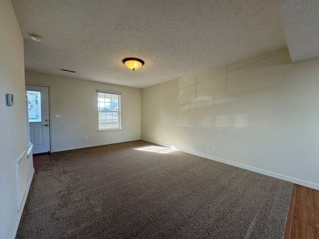 Building Photo - Spacious 3 bedroom, 2.5 bathroom Duplex