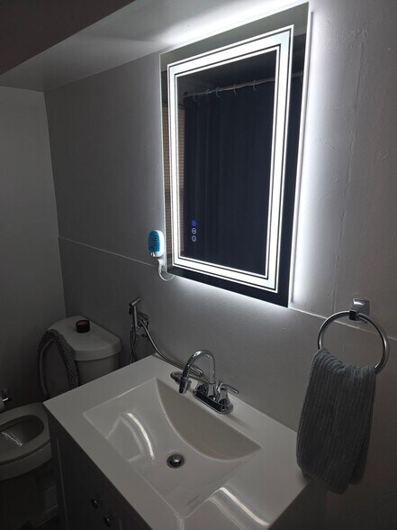 Building Photo - 650 E 130th St