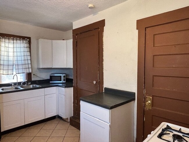 Building Photo - 3 BR/1 BA Single-Family Home in St. Paul!