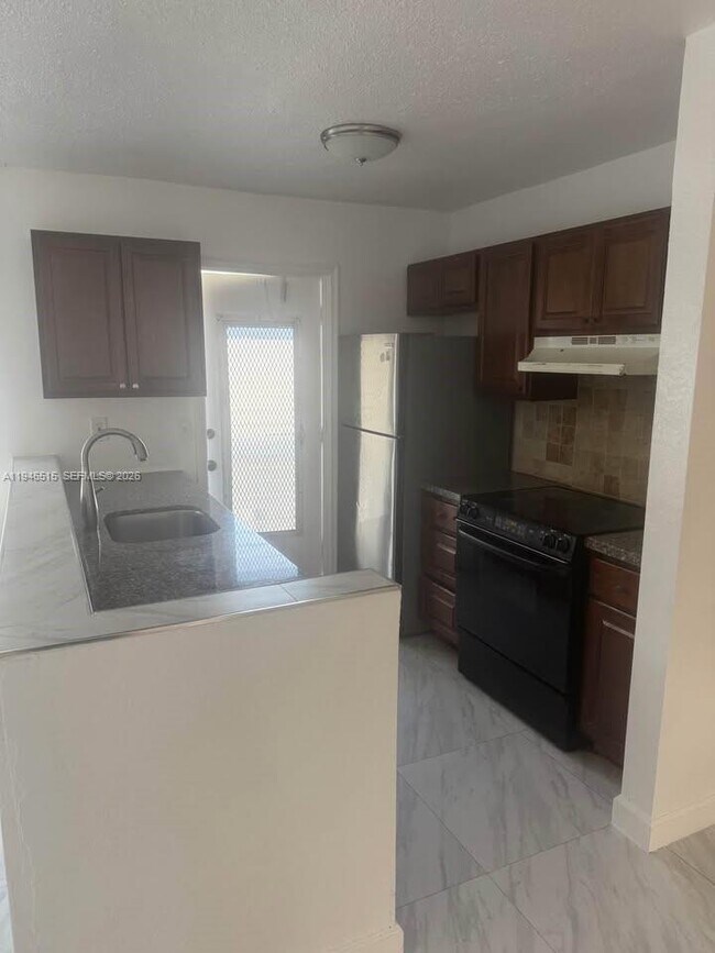 Building Photo - 2025 Madison St