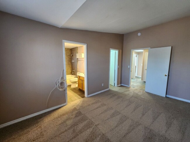 Building Photo - Beautiful 3 Bedroom & 2 1/2 Bath Condo.