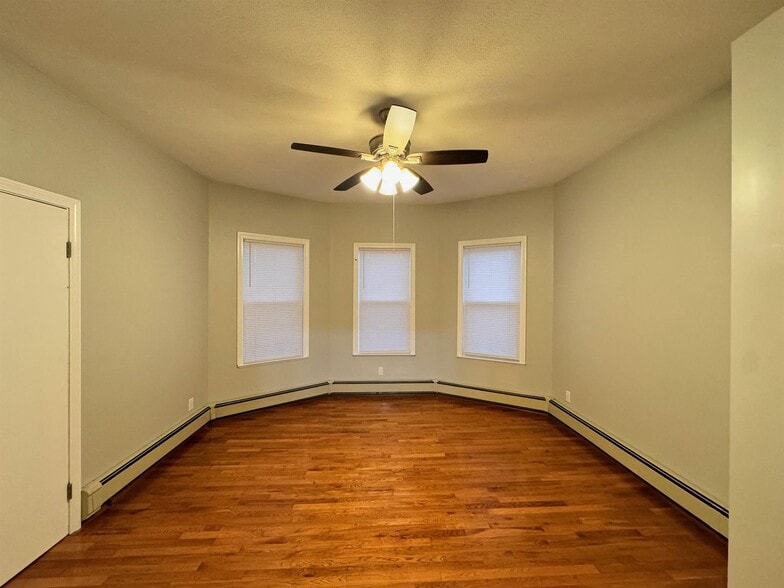 Building Photo - 10 Pearl St