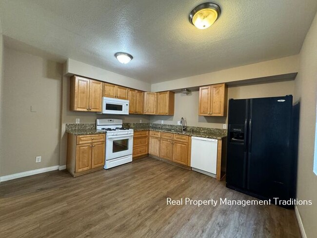 Building Photo - Spacious 2 + 1 Apartment in Palmdale