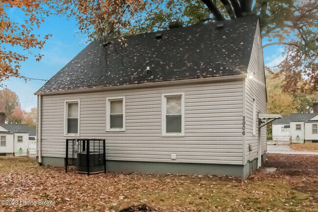 Building Photo - 2906 Wyandotte Ave