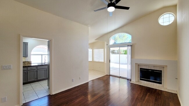 Building Photo - 9725 Sierra Mesa Ave