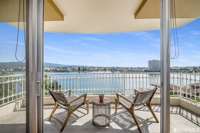 Building Photo - Two Bedroom Condo in Oakland Available Now!!