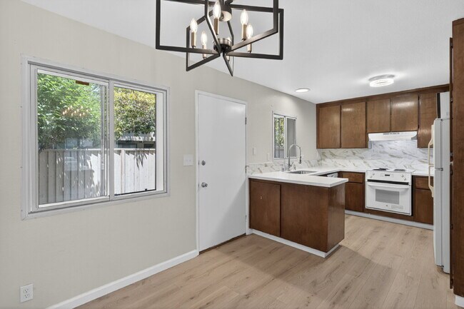 Building Photo - Spacious Condo in Santa Clara - Easy Commute!