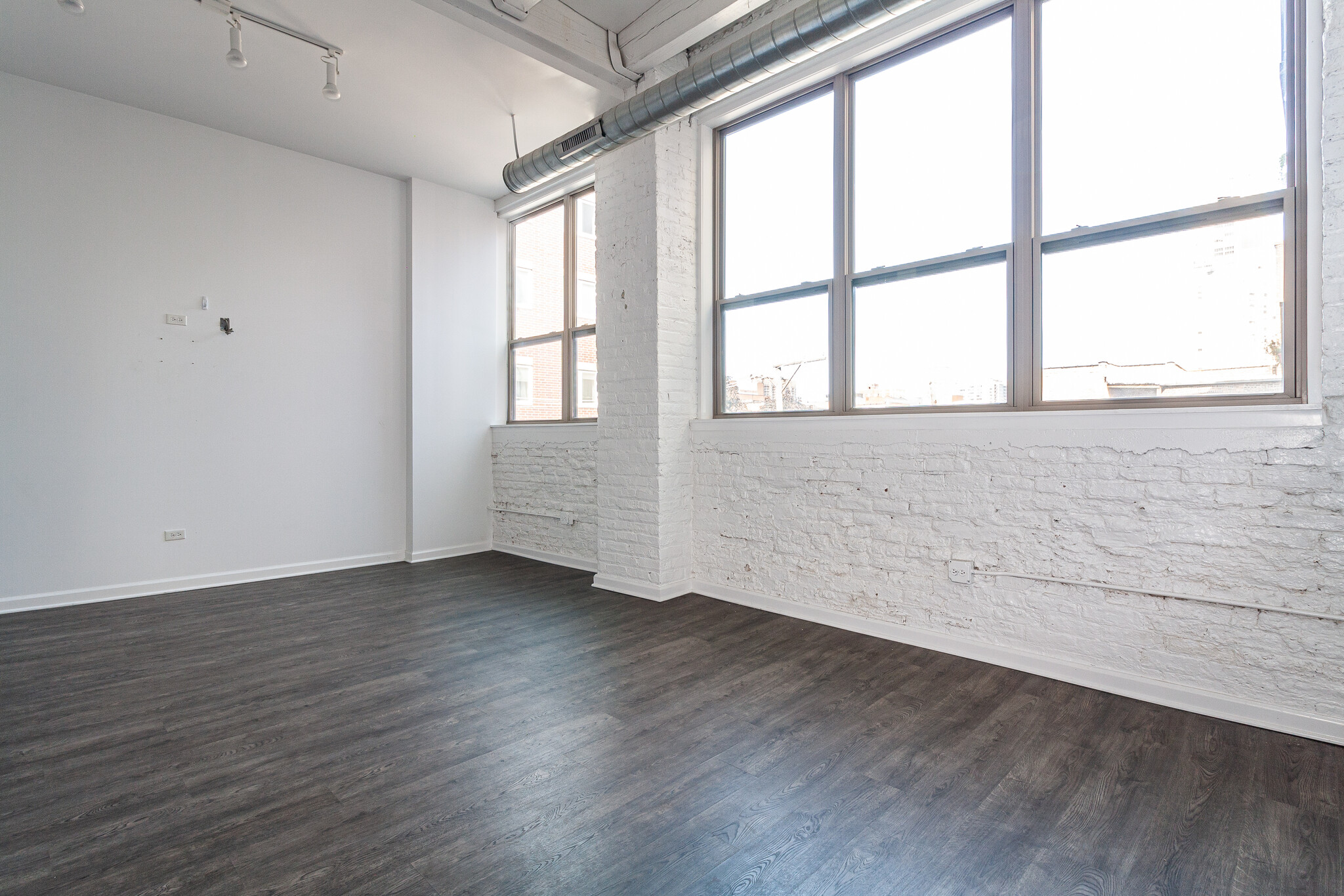 Building Photo - 932 W Dakin St