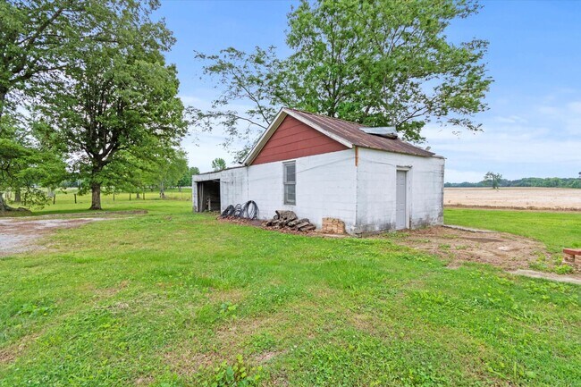 Building Photo - Charming Full Brick Home in Peaceful Count...