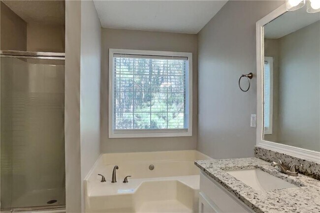 Building Photo - 1210 Hannah Ct SE