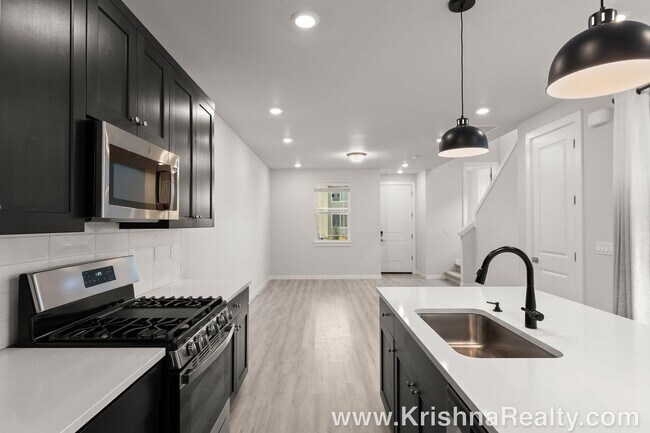 Building Photo - Beautiful 3-Bed | 2.5-Bath Townhome | Expansive Private Outdoor Space | Reeds Crossing