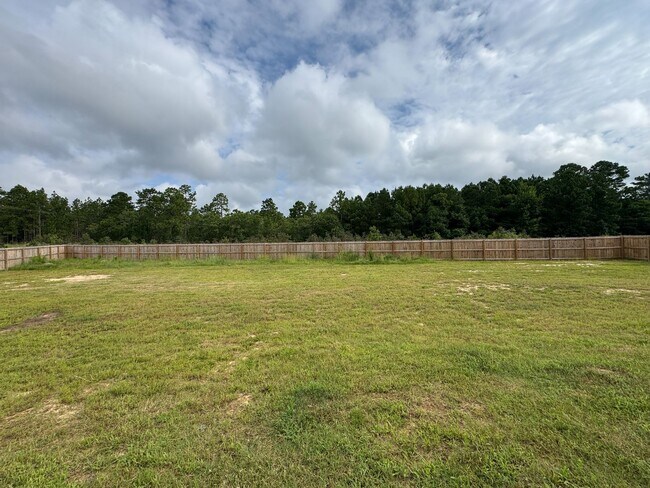 Building Photo - Stunning 4 Bed Home with Fenced Backyard