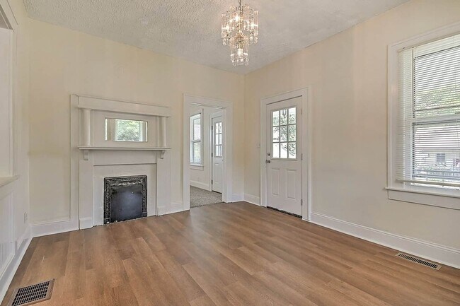 Building Photo - Modernized Historic 2 Bedroom 1 Bath Home in Johnson City, TN