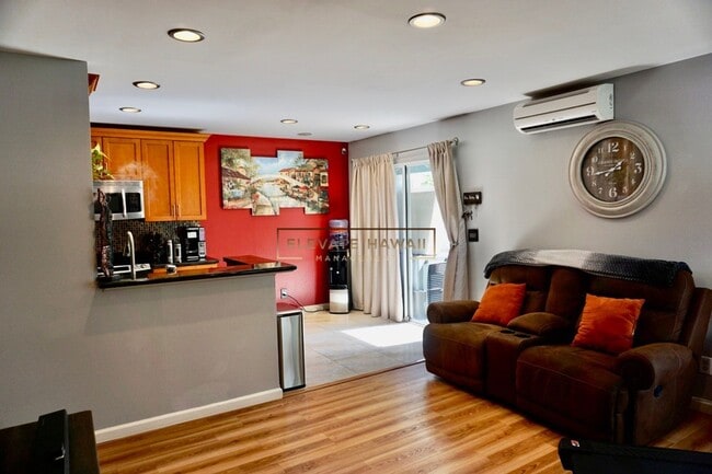 Building Photo - CHARMING & MODERN 2 BED 2 BATH 2 PARKING T...