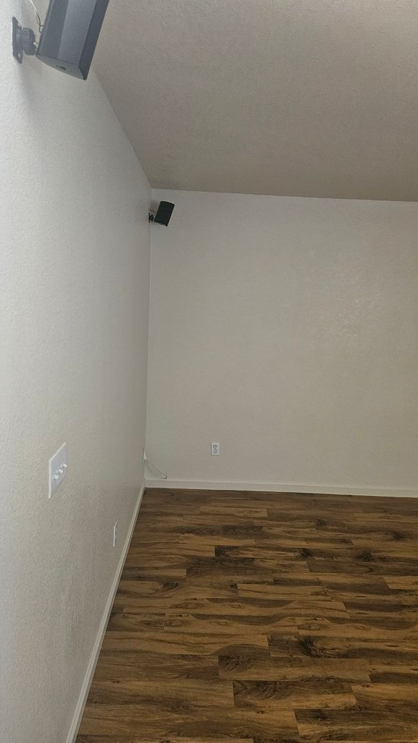 Building Photo - 4 Bedroom 2 bath Large home available Now!