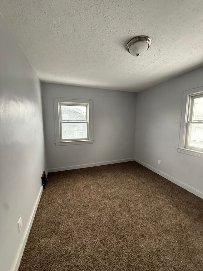 Building Photo - Lee/Harvard 4 bedroom Single