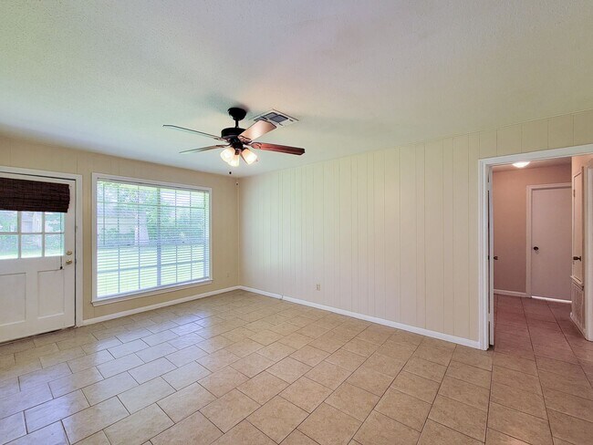Building Photo - NICE 3 BEDROOM 2 BATH LEASE HOME IN SPRING...