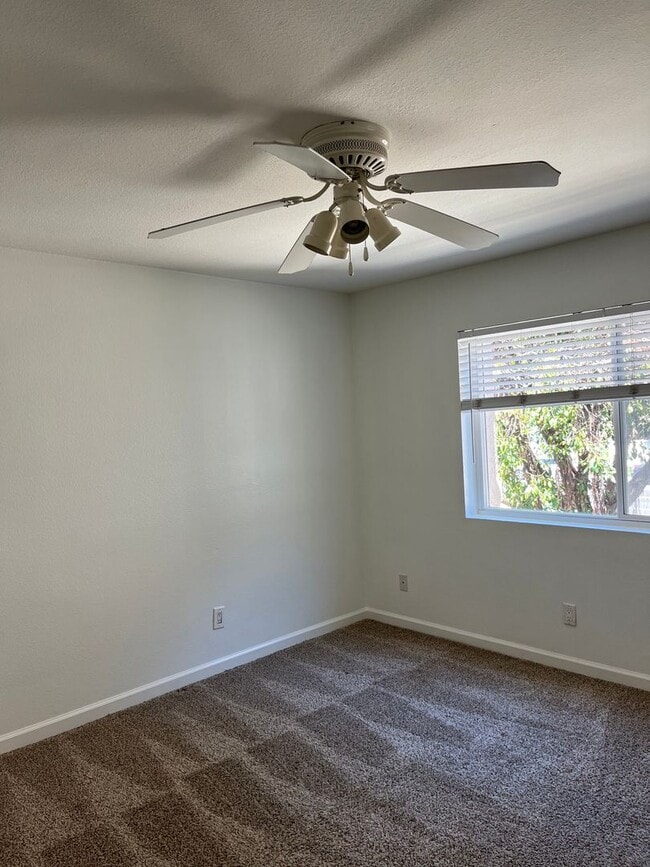 Building Photo - Upgraded upstairs corner unit in the Verano Complex