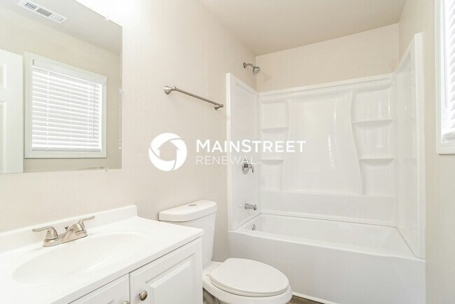 Building Photo - 3 Bedroom Pet-Friendly Home in Charlotte, NC with Main Street Renewal