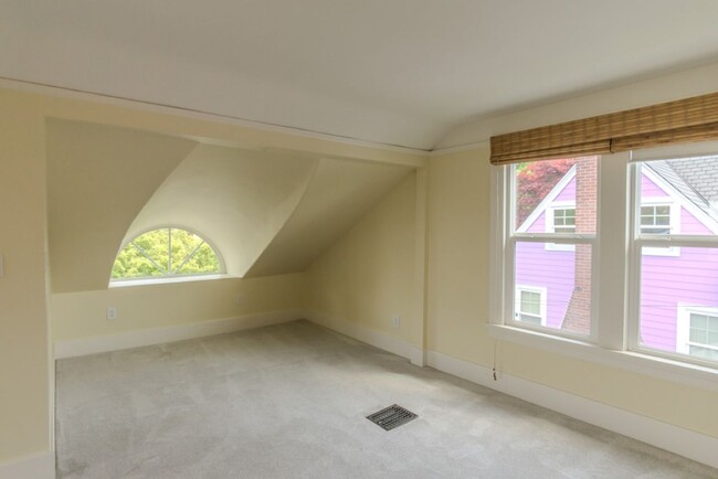 Building Photo - 3Bd/1.75Ba Seattle House