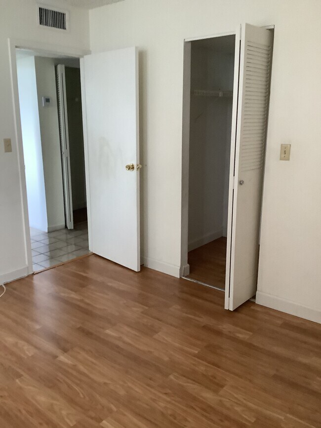 Building Photo - 1800 N Lauderdale Ave