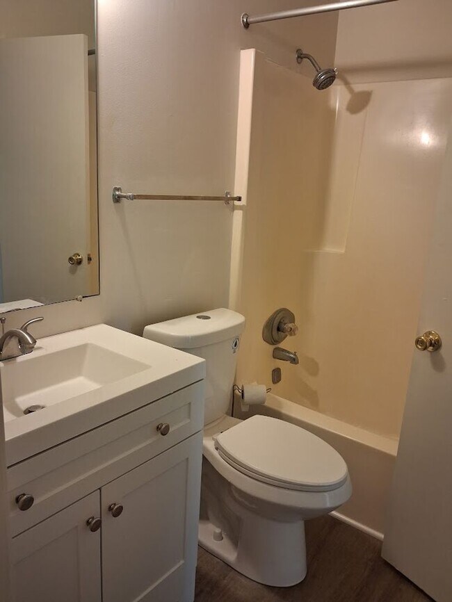 Building Photo - Charming 3BR Townhouse with Fenced Backyard and Community Pool