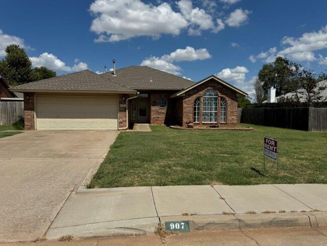 Building Photo - 3 bed 2 bath, storm shelter and  all wood floors in Moore Schools