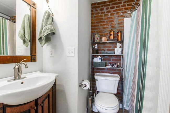 Building Photo - Beautifully updated condo minutes from dow...