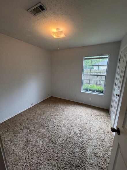 Building Photo - 2041 Wood Tree Ct