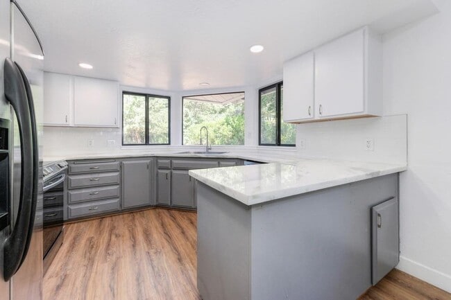Building Photo - 23986 Oakmont Way
