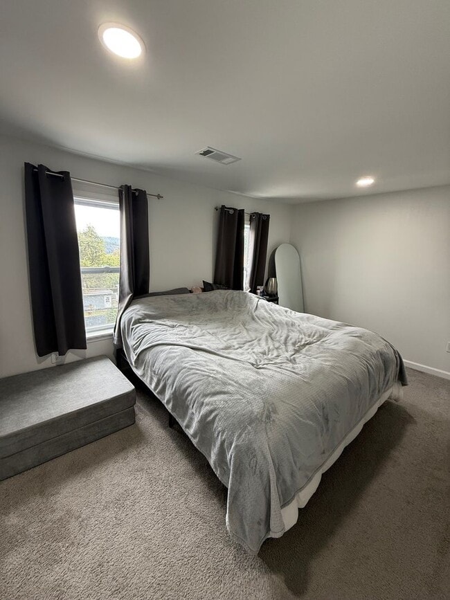 Building Photo - 4 Bedroom 1 Bathroom