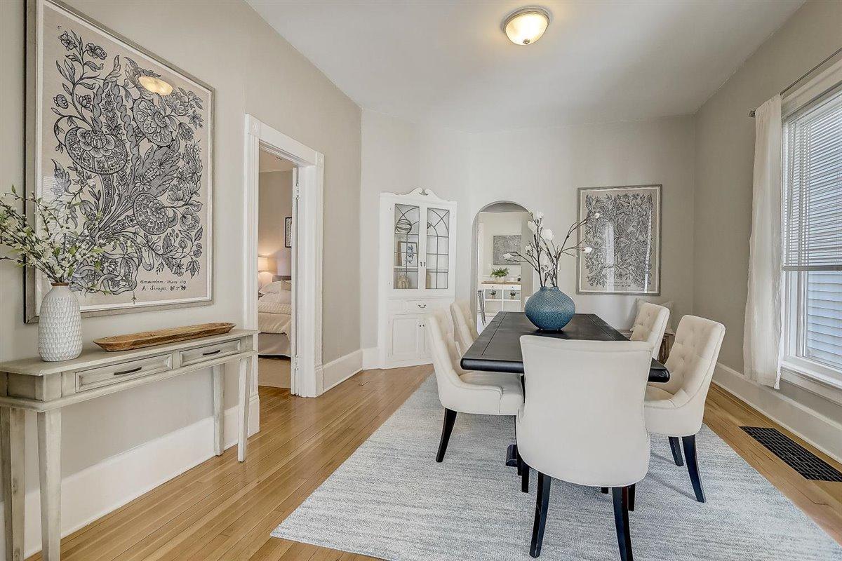 Dining room - 1512 E Irving Plz