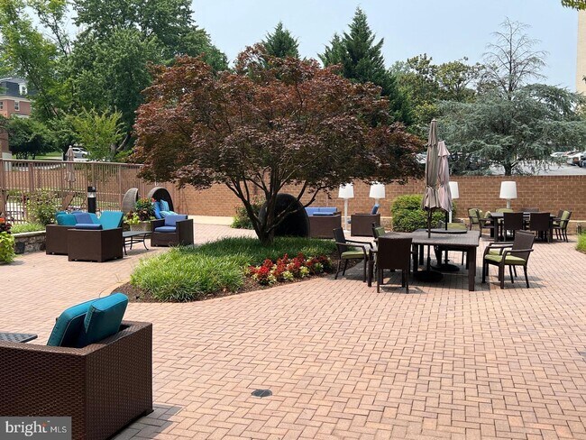 Building Photo - 10101 Grosvenor Pl