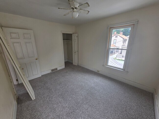 Building Photo - 2-bedroom, 1-bath home in New Brighton
