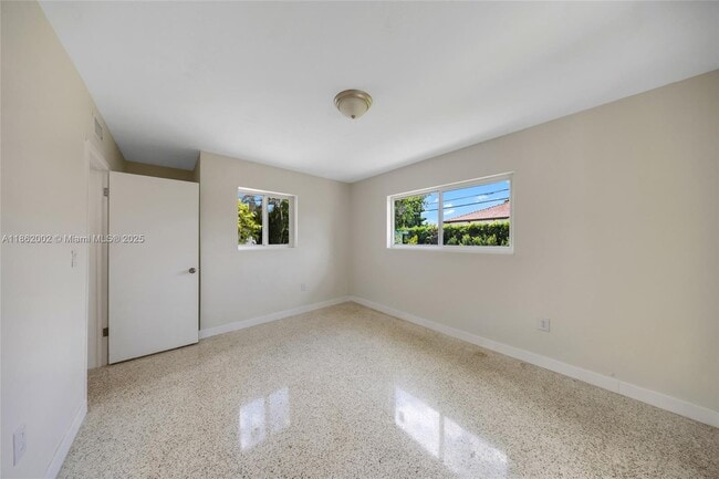 Building Photo - 1096 Raven Ave