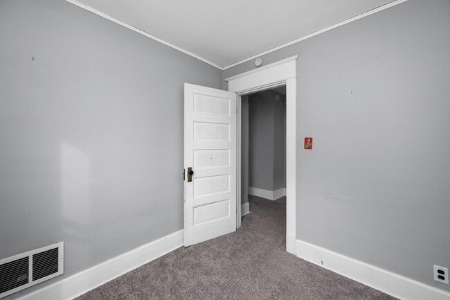 Building Photo - 1321 W 13th St