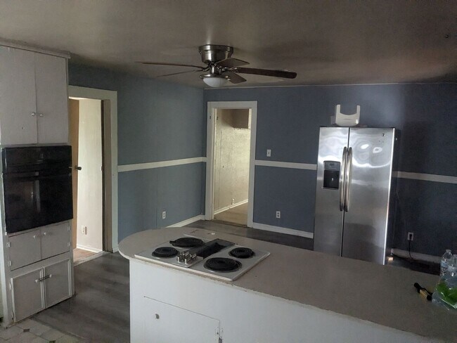 Building Photo - 3 Bed 1 Bath with Large Yard, Workshop, an...