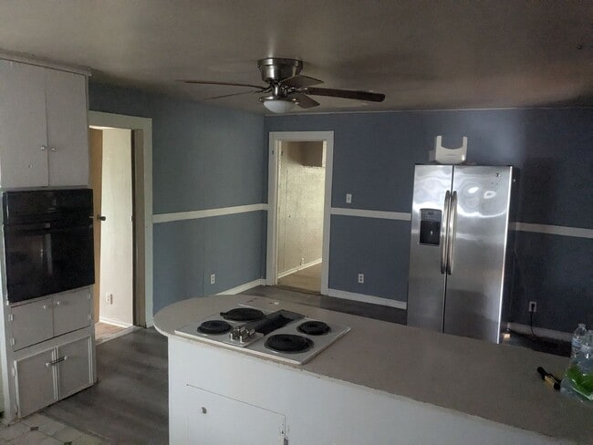 Building Photo - 3 Bed 1 Bath with Large Yard, Workshop, and Laundry Hookups