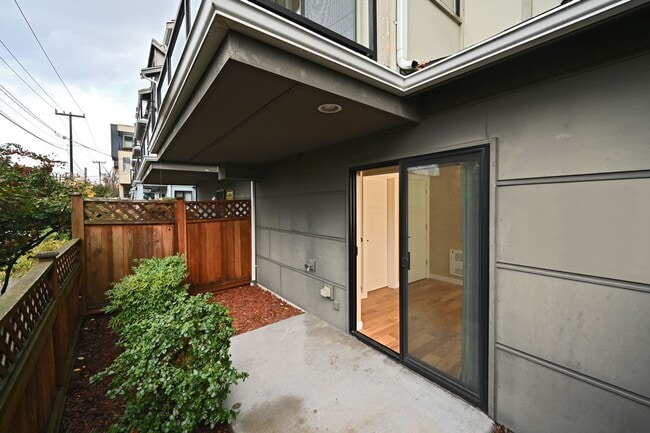 Building Photo - Modern & Spacious 2+ Bedroom/3.25 Bath Vie...