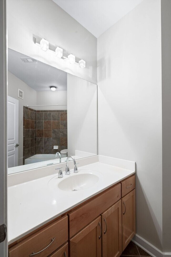 Building Photo - Spacious 3BR/2BA end unit at Bristol West ...