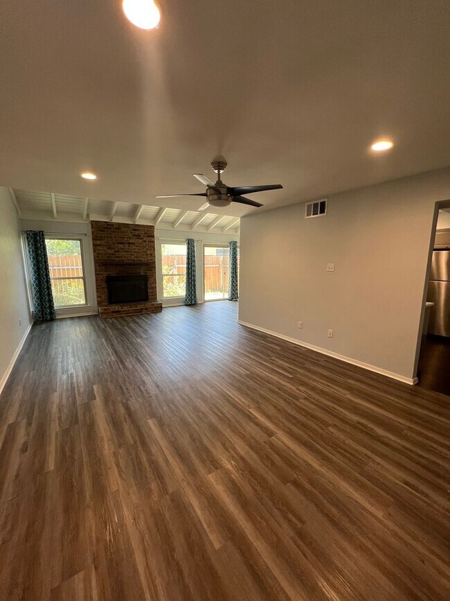 Building Photo - 3 Bedroom Condo Available Now